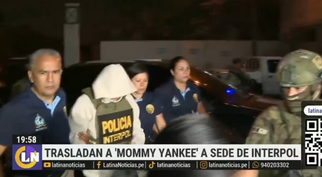 El obsceno gesto de 'Mommy Yankee' tras ser trasladada a la sede de Interpol | VIDEO
