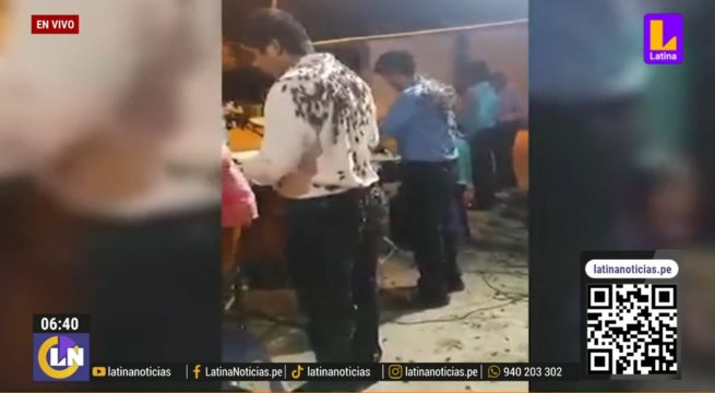 ¡Insólito! Músicos son cubiertos por plaga de grillos en plena presentación