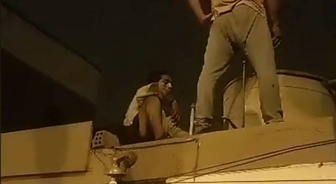 Atrapan a ladrón dentro de casa y lo agarran a batazos