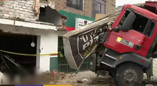 Señora muere tras despiste y choque de camión con inmueble