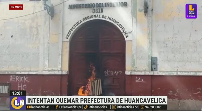 Protesta en Huancavelica: manifestantes intentan quemar puerta de la Prefectura