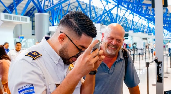 No lo sé Rick, parece falso: Broma a Rick Harrison en un aeropuerto se hace viral