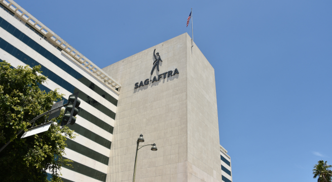 Actores de Hollywood van a huelga que puede paralizar el cine y la TV de EE. UU.