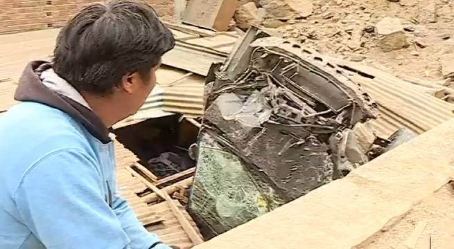 Auto cae sobre casa y menor de edad se salva de morir