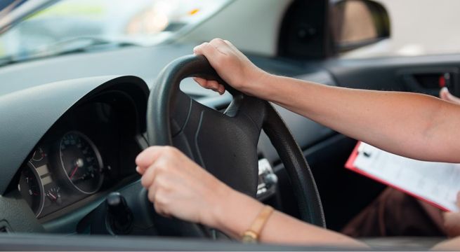 Escuelas de manejo cobran por realizar curso de actualización de conductores sin tener que asistir