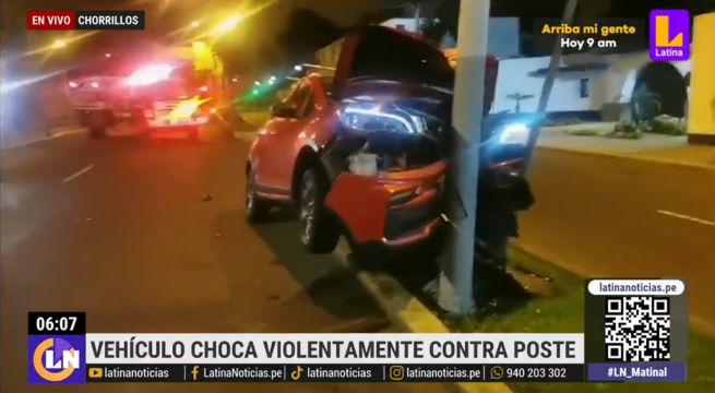 Chorrillos: Vehículo quedó empotrado contra un poste de luz | VIDEO