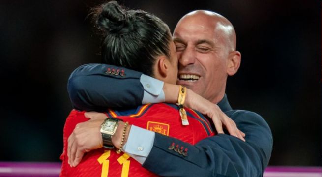 Presidente de la Federación Española de Fútbol rechazó renunciar a su cargo tras beso forzado a jugadora