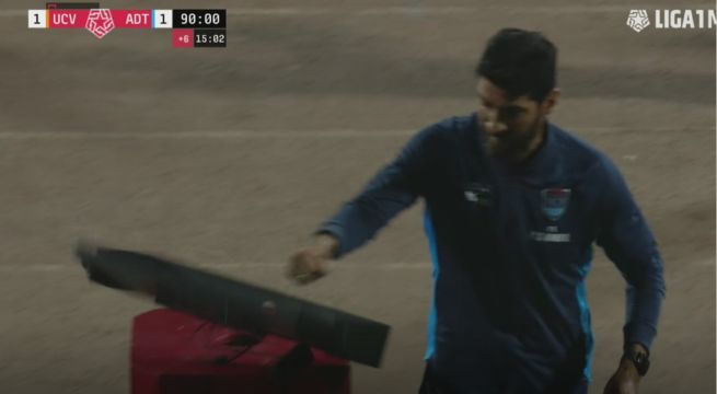 Sebastián Abreu rompe el VAR tras polémico empate en Trujillo