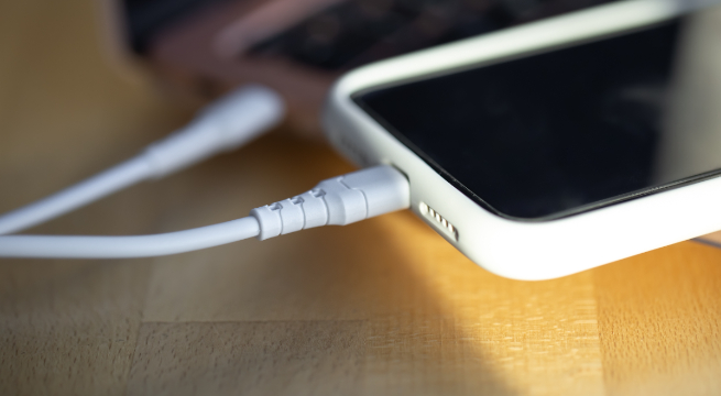 Estos son los lugares más peligrosos para poner a cargar tu celular