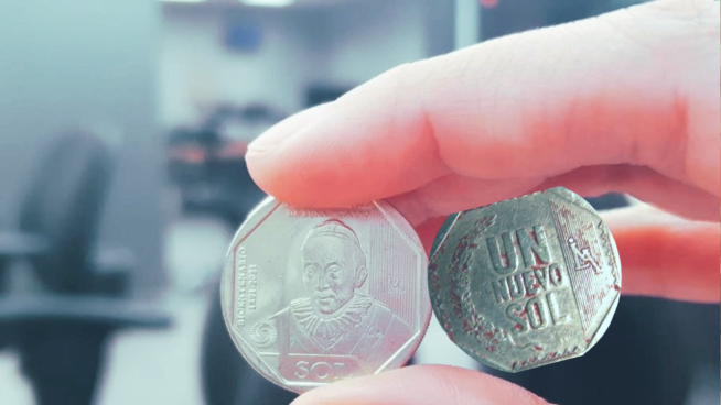 ¿Por qué algunas monedas de un sol están pintadas de color rojo?