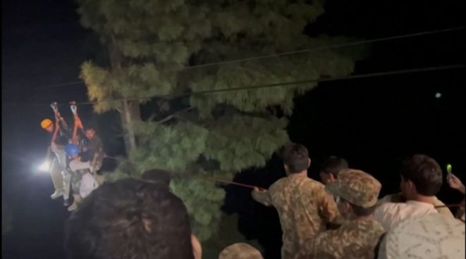Pakistán: personas atrapadas en teleférico son rescatadas
