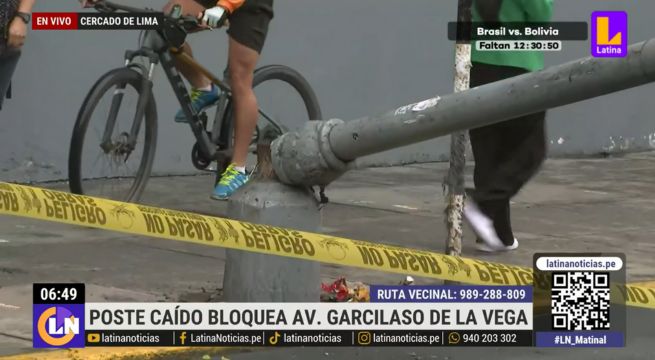 Poste cae y bloquea calle en Centro de Lima | VIDEO
