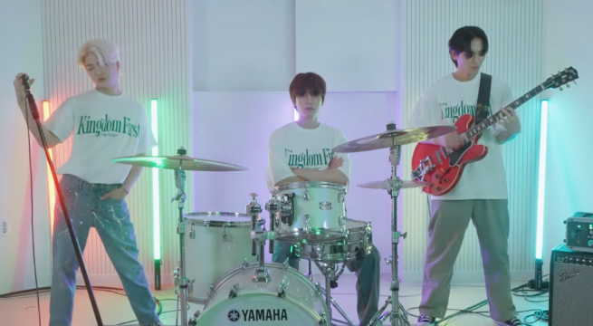 Banda de kpop interpreta 