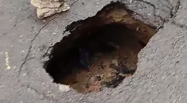 Hueco en plena pista preocupa a vecinos y exigen atención de Sedapal