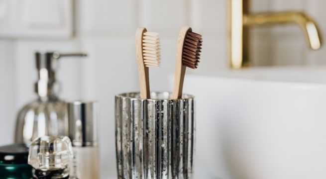 La razón por la que jamás debes dejar tu cepillo de dientes en el baño