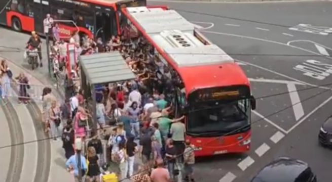 Rescatan a un hombre luego de quedar atrapado en las ruedas de un bus | VIDEO