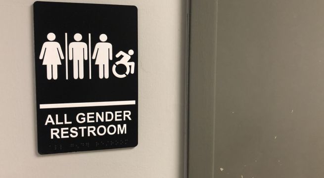 Qué significa un baño neutro y por qué lo exigirán en las escuelas de California