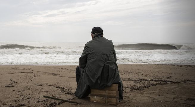 ¿Cómo afecta la soledad a tu forma de ver el mundo? Un estudio lo revela