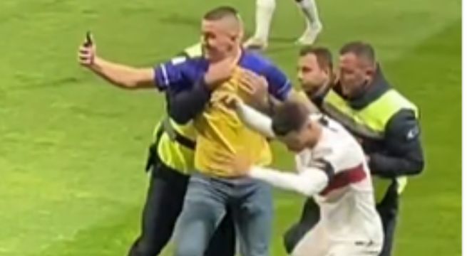 Hincha agrede a Cristiano Ronaldo y estuvo a punto de lesionarlo | VIDEO