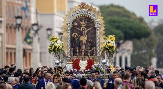 Fieles siguen con devoción la procesión del Señor de los Milagros en su tercera salida