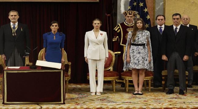 El momento en que la Princesa Leonor jura la Constitución de España | VIDEO
