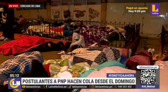 Jóvenes duermen en la calle para tramitar documento de postulación a la Policía