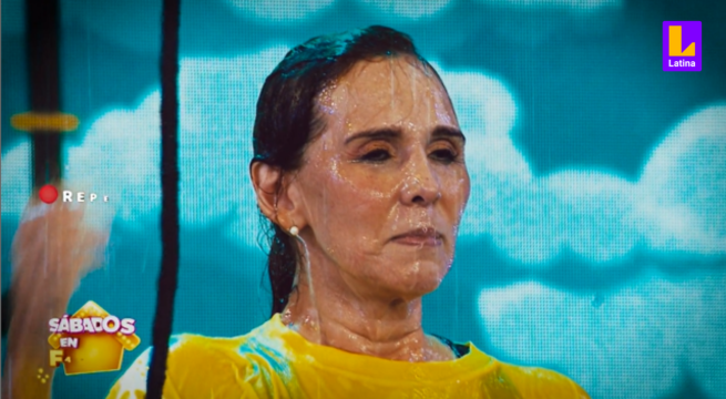 Me estoy molestando: Laly Goyzueta terminó completamente mojada por no elegir el paraguas correcto