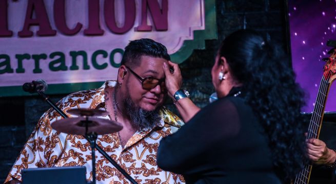 Carlos, hijo de Eva Ayllón ,debuta como cantante en concierto