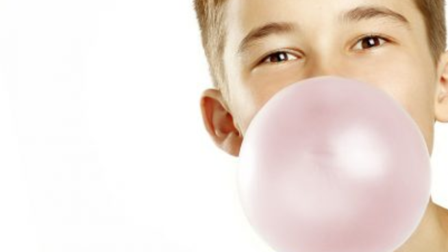 ¿Es recomendable que un niño mastique chicle? Esto dicen los especialistas