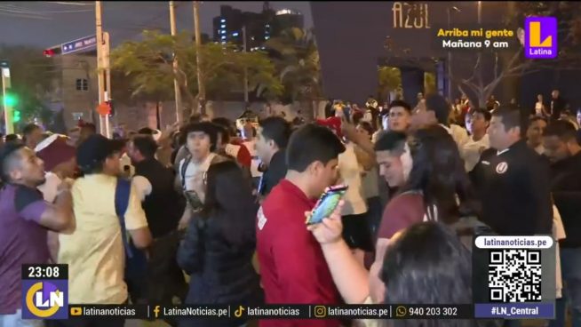 San Isidro: Hinchas de Universitario esperan al equipo en hotel de concentración [VIDEO]