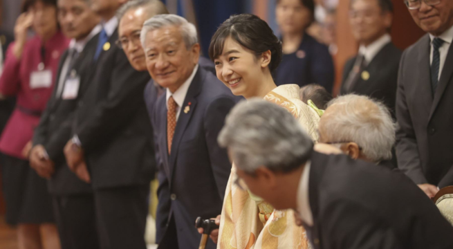 Así aprendió lengua de señas la princesa Kako