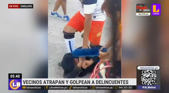 Vecinos golpean a delincuente y le prenden fuego a su moto