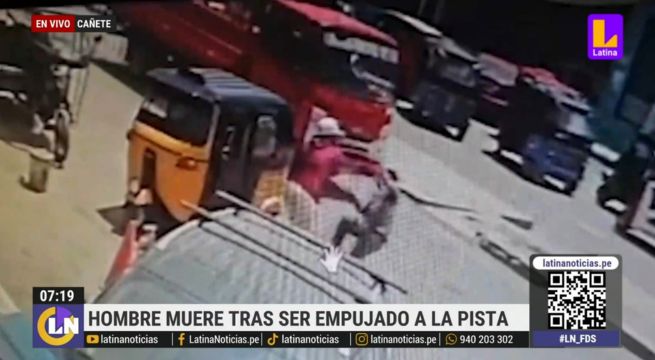 Empujan a hombre hacia la pista y termina siendo arrollado por un autobús