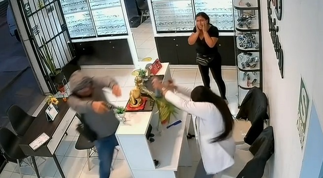 Mujer sorprende a ladrón con gas pimienta y evita robo de su local | VIDEO