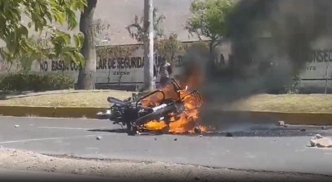 Pudo terminar en tragedia: queman moto de inspectores municipales | VIDEO