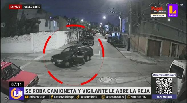 Sujeto roba auto y vigilante abre portón de seguridad para su salida