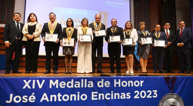 Ministra de Educación participó en la XIV Medalla de Honor José Antonio Encinas
