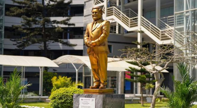Presentan estatua dorada de César Acuña en tamaño real