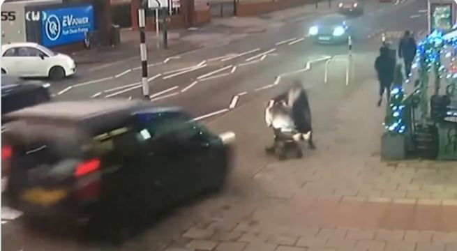 Inglaterra: Madre e hija salvan de morir de milagro en accidente | VIDEO