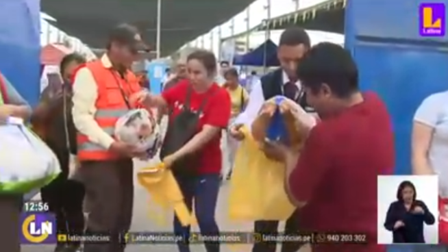 Realizan largas colas para recoger pavo a pocos días de Navidad | VIDEO 