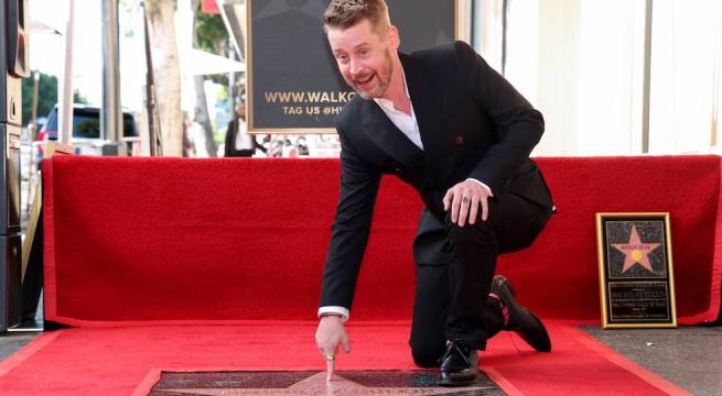 Macaulay Culkin recibe una estrella en el Paseo de la Fama con guiños a 