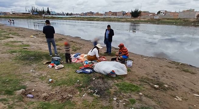 Puno: policías intervienen a vecinos que lavaban ropa en río