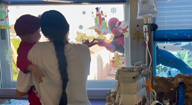'Spiderman' visita hospital y saca sonrisas a niños enfermos
