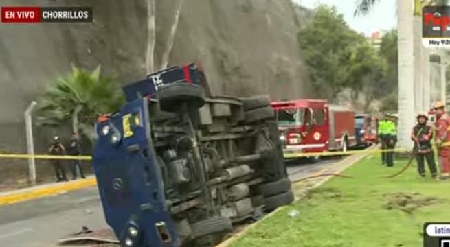 Accidente en Costa Verde deja un muerto: este es el momento en que camión de caudales se vuelca