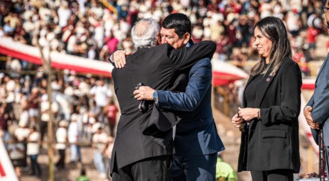 Agustín Lozano le da la bienvenida a Jorge Fossati: 