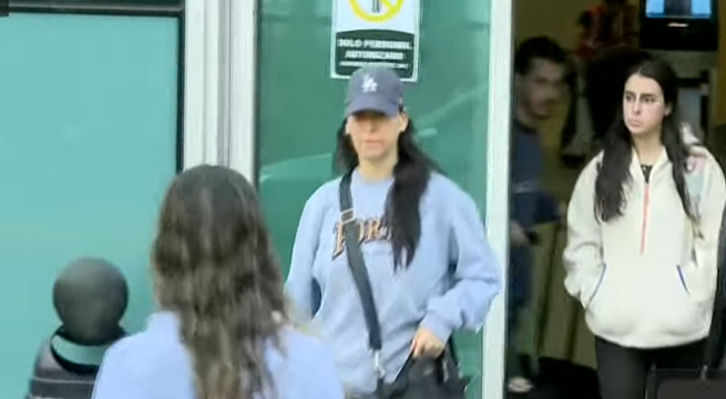 Esposa de Pedro Suárez Vértiz llegó a Lima para despedir al cantante