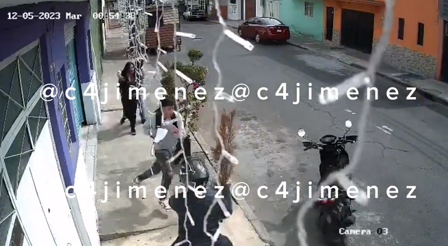 Abandona a su novia durante robo y ratero lo regaña: ¡Que Wey! ¿Cómo la dejas? | VIDEO