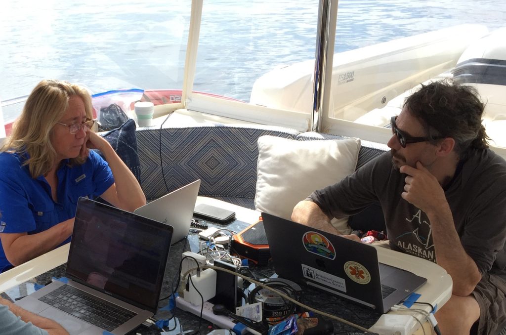 El programa SETI, en colaboración con la Universidad de California de Davis y la Fundación de las Ballenas de Alaska, ha logrado un hito histórico en la comunicación inter-especies al interactuar con una ballena jubarte llamada Twain, utilizando un altavoz subacuático para emitir sonidos de llamada de ballena, lo que podría tener implicaciones profundas para la búsqueda de inteligencia extraterrestre.