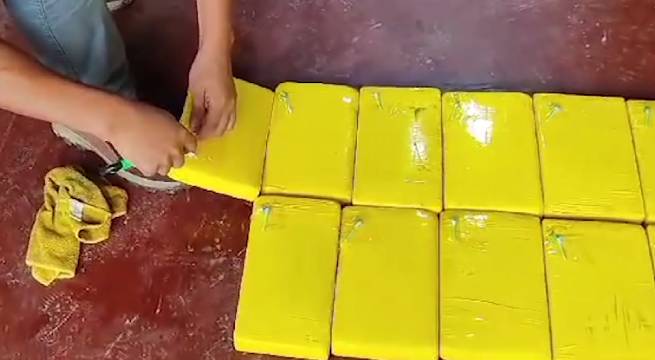 Hallan 54 paquetes tipo ladrillo con cocaína dentro de camioneta [Video]