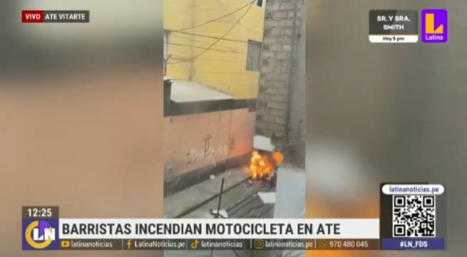 Barristas de Universitario quemaron una moto y carrito sanguchero previo a la Noche Crema